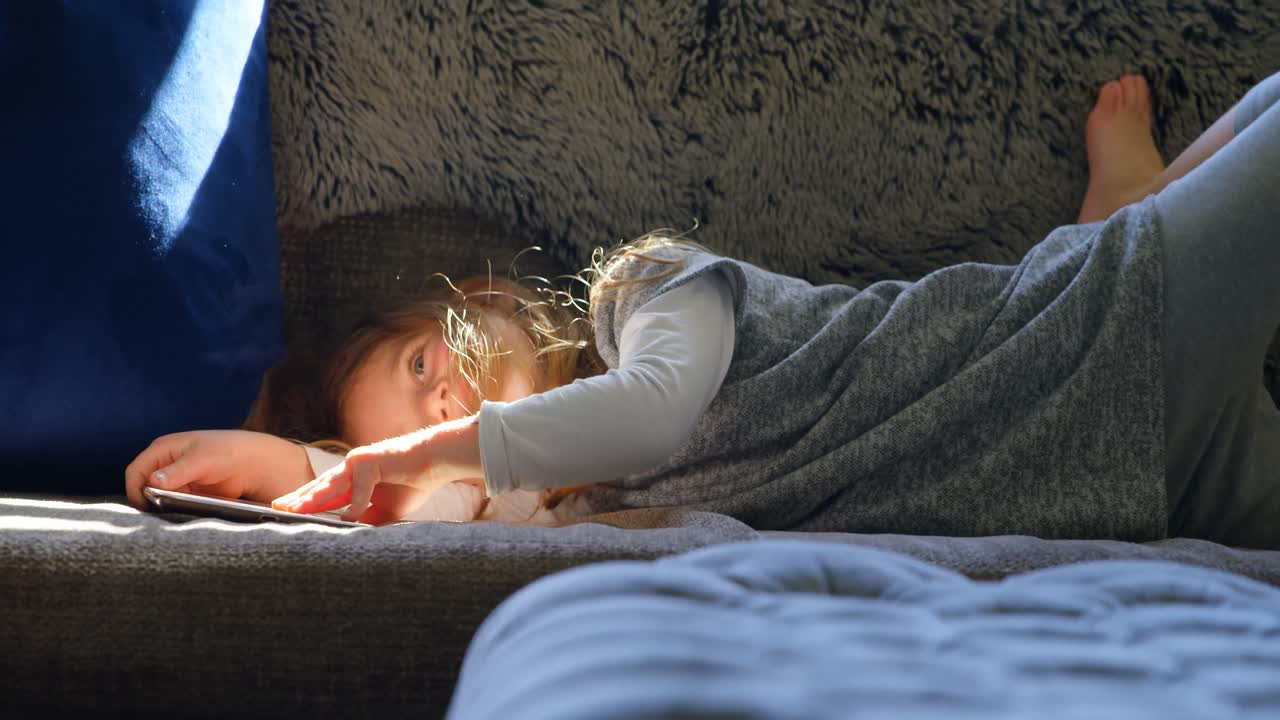 거실 4k에서 디지털 태블릿을 들고 있는 소녀