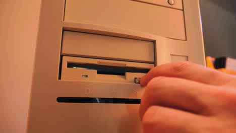 insertando un disquete en una computadora antigua