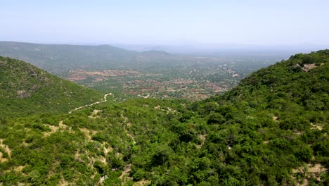 Drone-View-Of-West-Pokot,-North-Rift--kenia--:temporada-De-Lluvia-Verde-En-Las-Partes-Secas-Del-Norte-De-Kenia