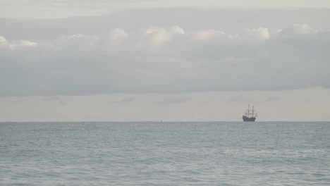 Galeone-Aus-Dem-16.-Jahrhundert,-Andalusisches-Nachbauschiff,-Das-An-Einem-Schönen-Bewölkten-Tag-Bei-Sonnenaufgang-Im-Mittelmeer-Segelt