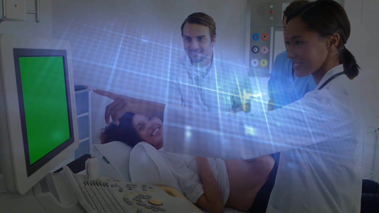 Medico che guida la scansione di una paziente incinta mentre una sovrapposizione a griglia appare sull'ecografista che tocca il tablet.