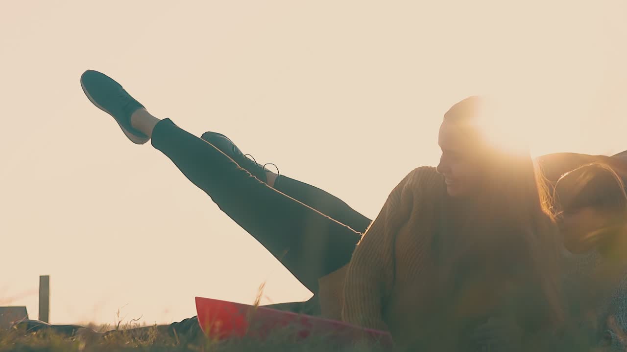 ⁇ 은 소녀 들 은 관광 캠프 에서 아침 운동 을 하는 느린 영상