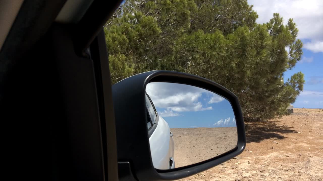 fuera de carretera camino de tierra 4x4 sendero movimiento espejo retrovisor reflejo del mar cielo árboles grava todo el terreno de la naturaleza