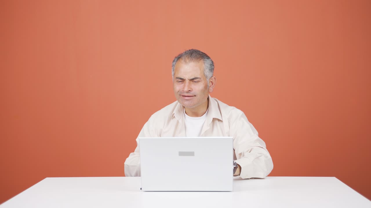 노트북으로 채팅하는 남자.