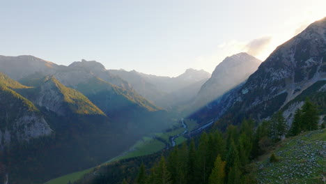 Sonnenstrahlen-Scheinen-Zwischen-Bewaldeten-Tiroler-Bergluftaufnahmen-über-Der-österreichischen-Landschaft