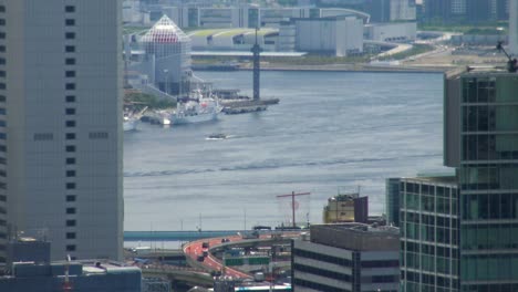 la vista aérea del mar y el puente en tokio