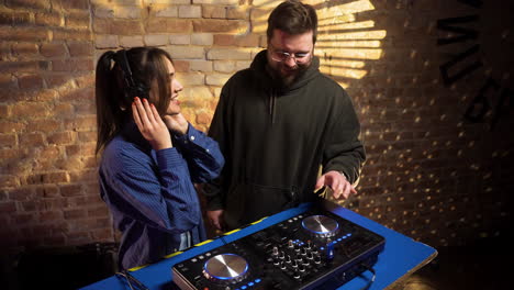 dj trabajando en la discoteca