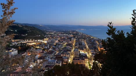 Timelapse-Nocturno-Sobre-Una-Ciudad-Costera-Activa-En-Sicilia-Con-Luces-De-La-Calle