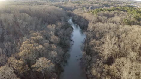 Ein-Fluss-Mit-Toten-Bäumen-An-Seinen-Rändern---Luftbild-Mit-Neigung-Nach-Oben,-Um-Eine-Breitere-Landschaft-Zu-Zeigen