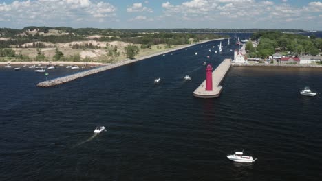 Muskegon,-Faro-De-Michigan-Con-Video-De-Drones-Avanzando