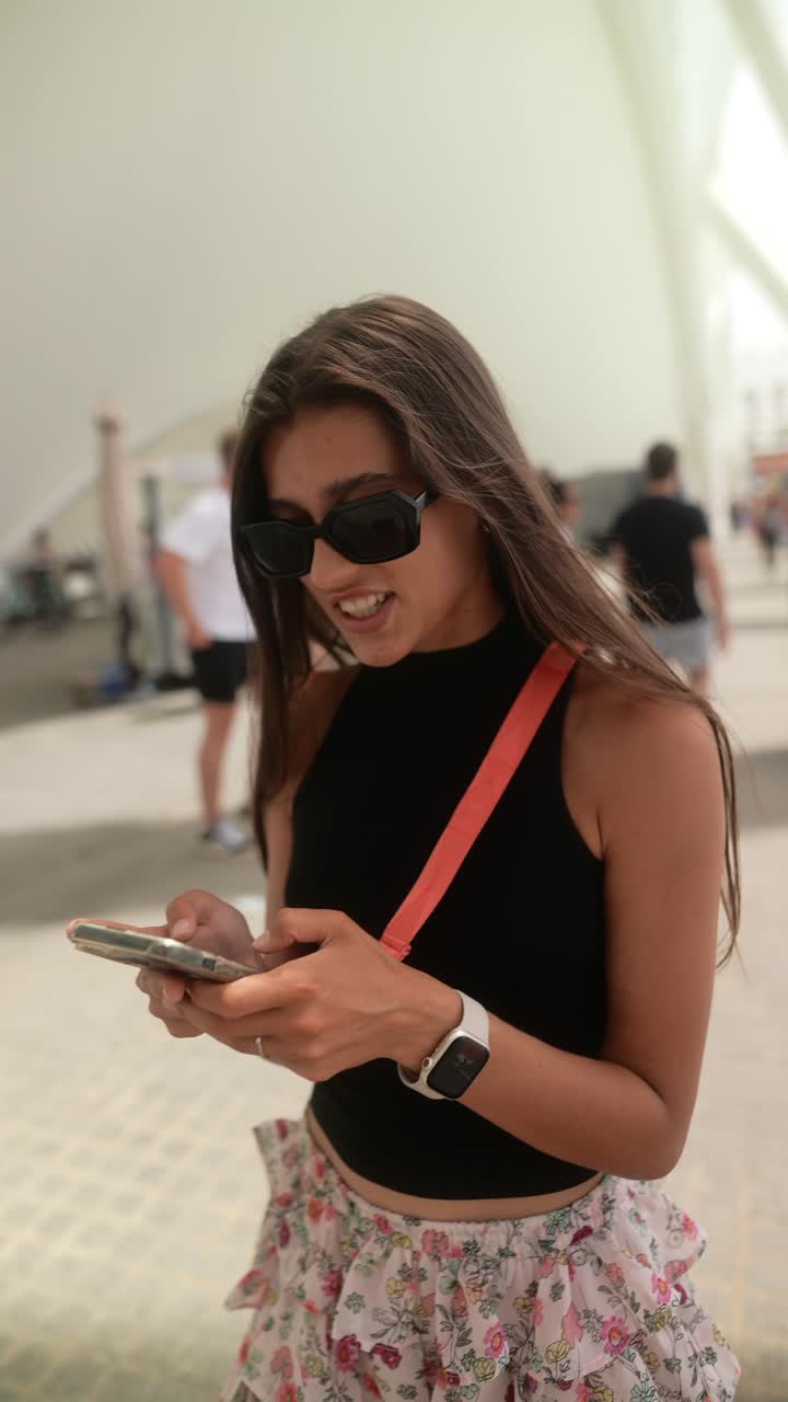 mujer joven al aire libre con teléfono