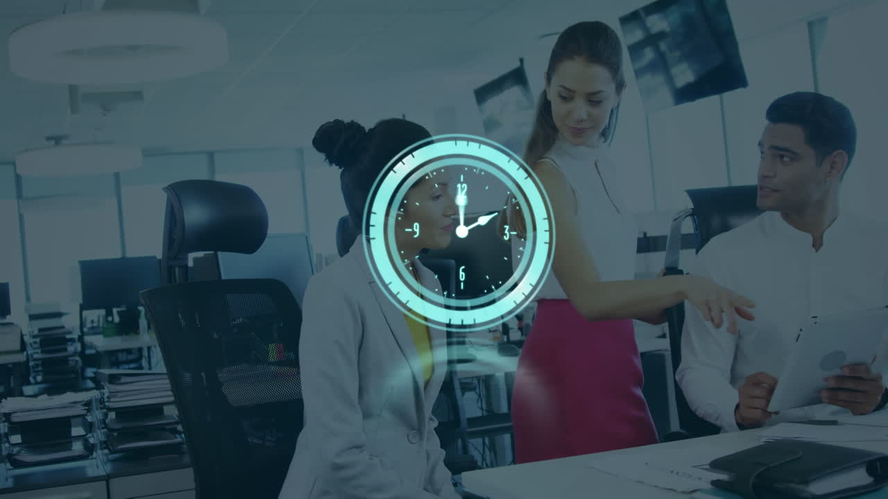 animación del reloj sobre la gente de negocios hablando