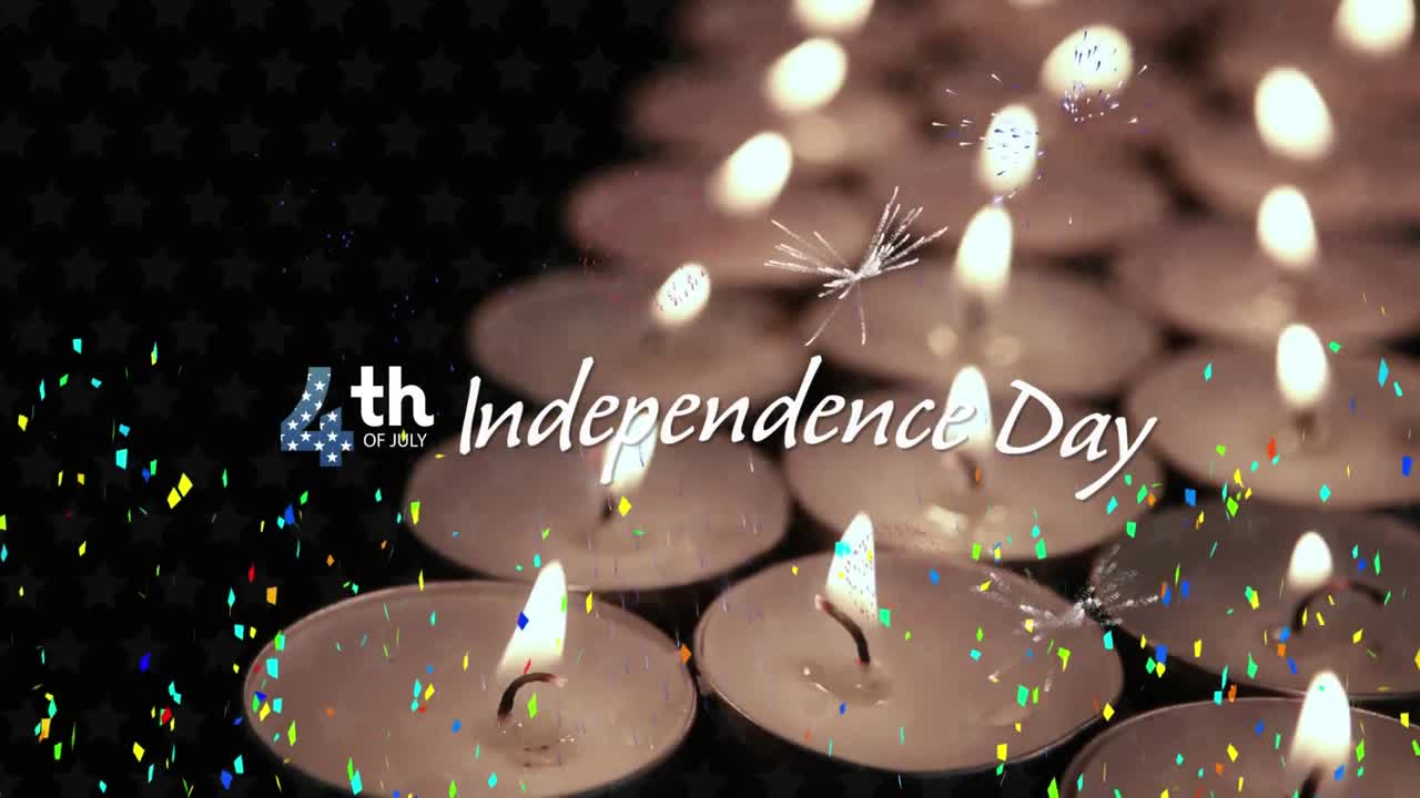 confeti cayendo sobre la bandera de texto del día de la independencia sobre fuegos artificiales estallando y quemando velas