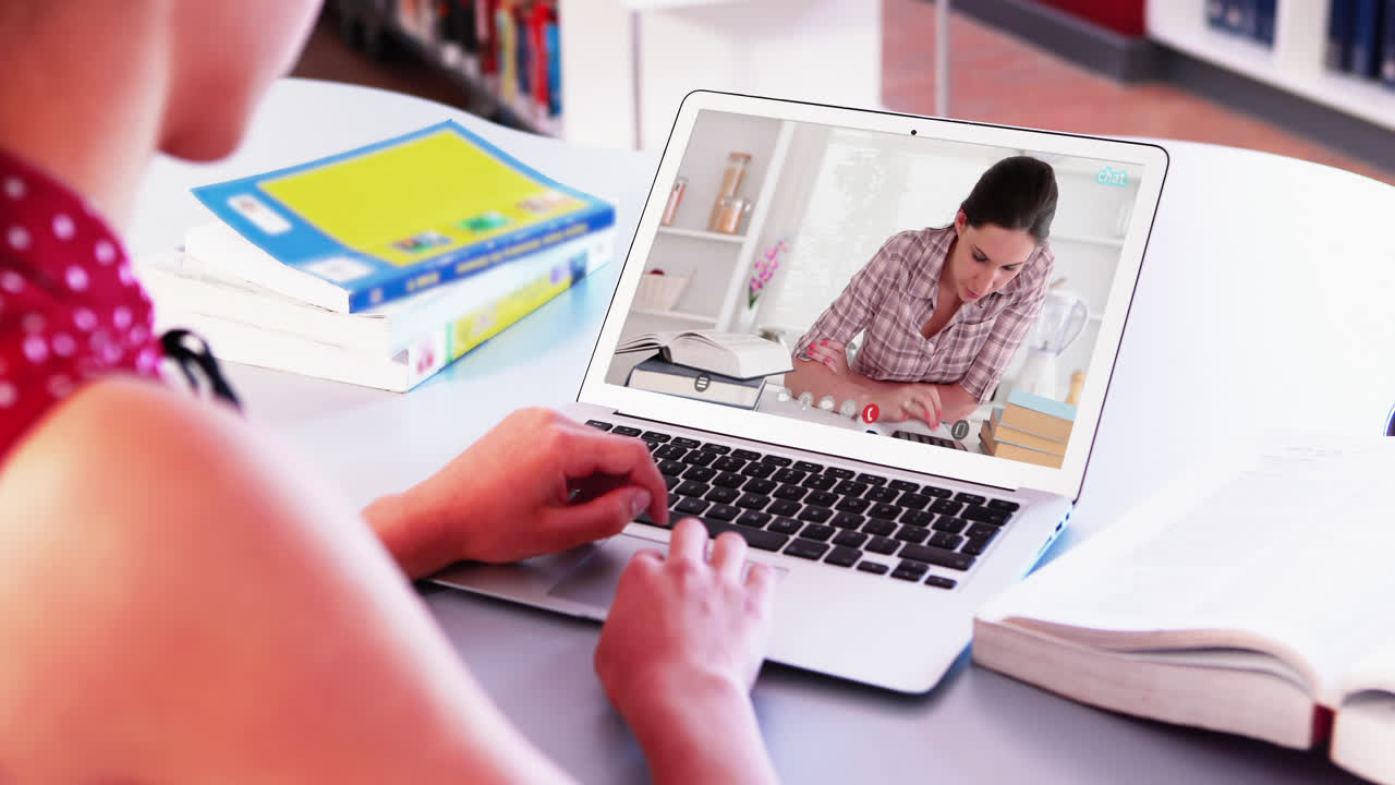 Maestra caucásica usando una computadora portátil en una videollamada con una alumna