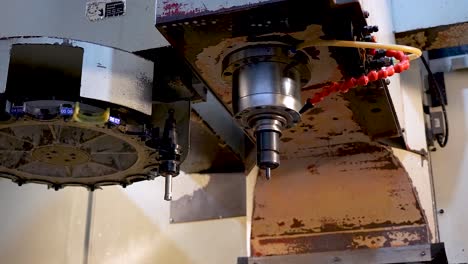 máquina automática de torneado y nivelado de metal cnc, mientras cambia las cuchillas automáticamente