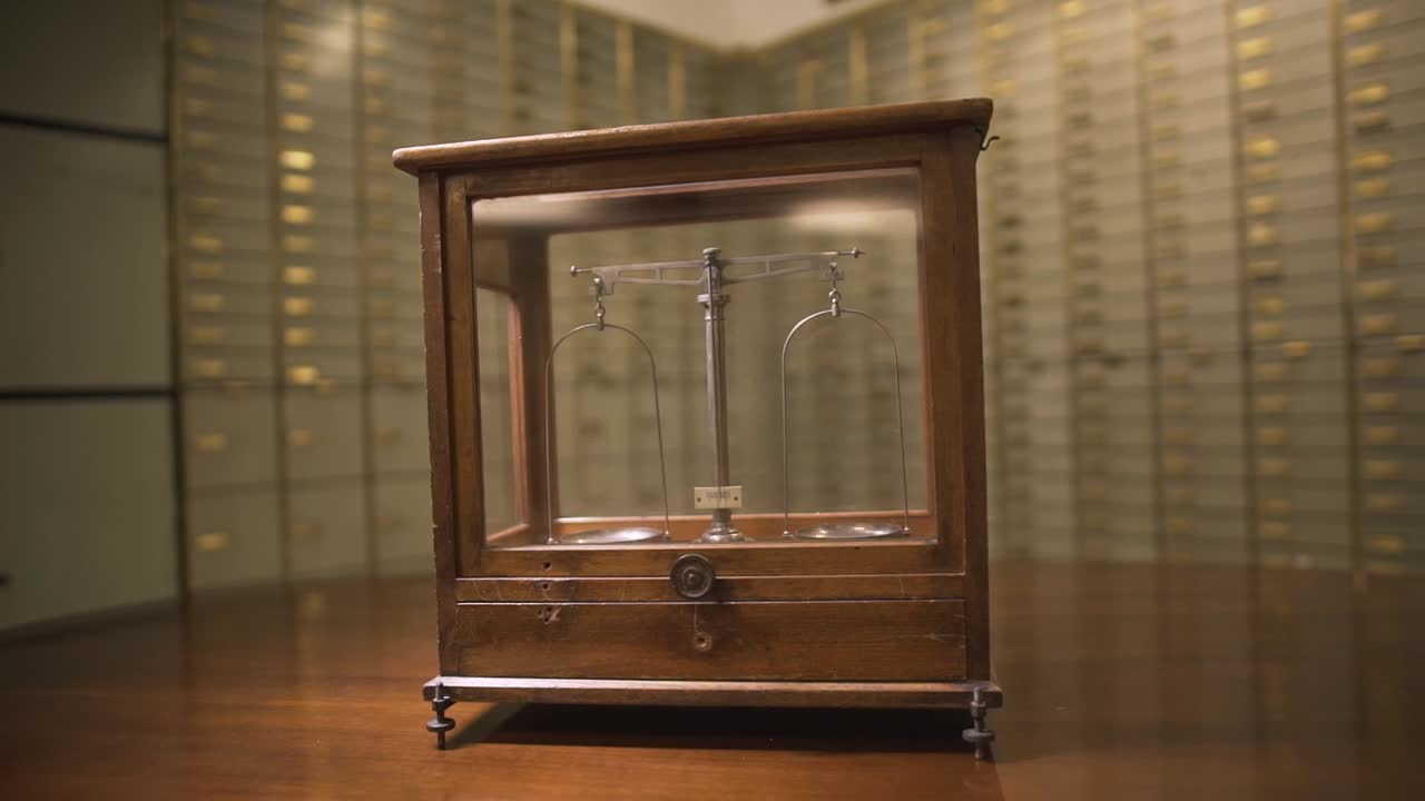 보호 상자 3의 빈티지 올드 골드 스케일