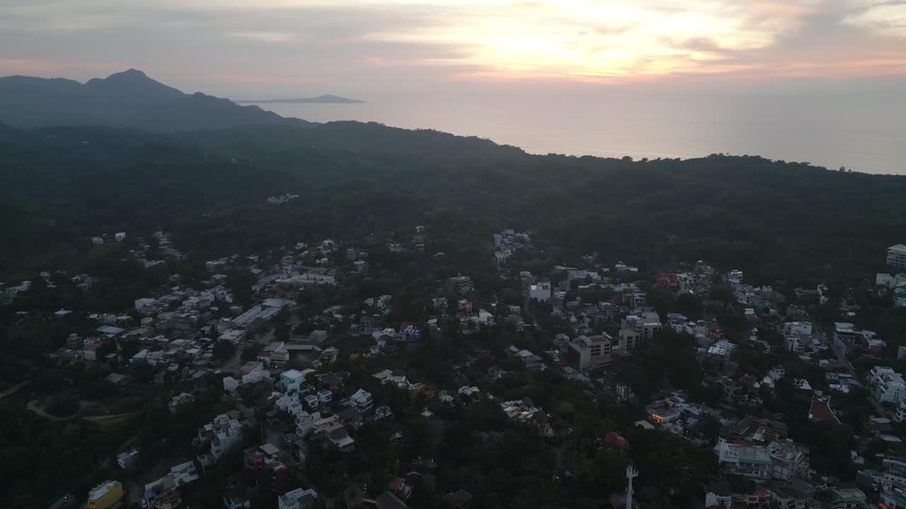Ripresa aerea con drone sopra il villaggio messicano di Sayulita, paesaggio montano della Sierra Madre