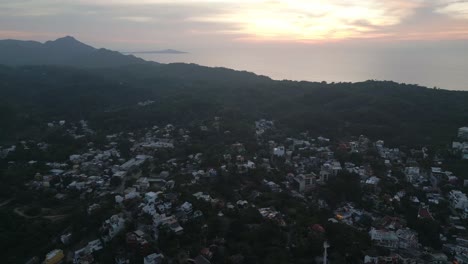 Luftdrohne-Fliegt-über-Dem-Mexikanischen-Dorf-Sayulita,-Berglandschaft-Der-Sierra-Madre