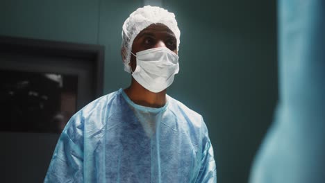 cirujano en la sala de operaciones