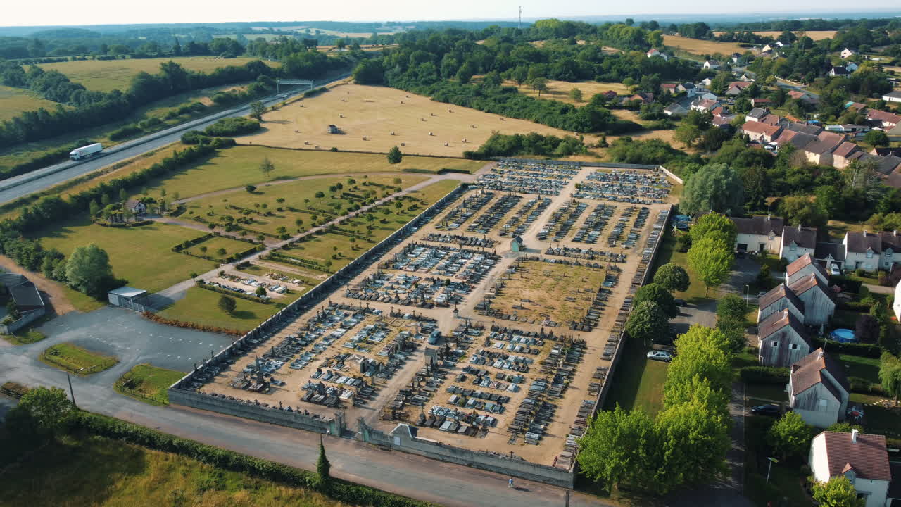 воздушный вид на кладбище в сельской французской деревне