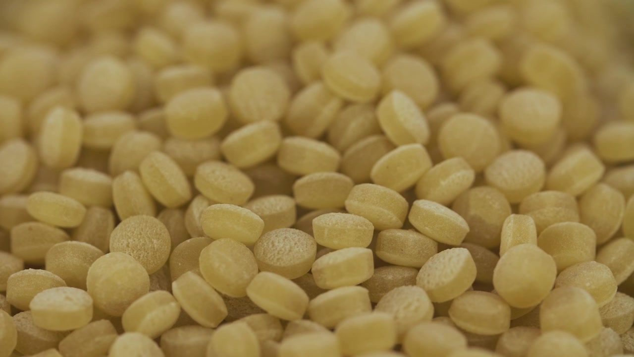 Primo piano di grani di pasta piccola e rotonda secca