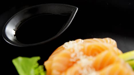 sashimi servido en pizarra de piedra gris