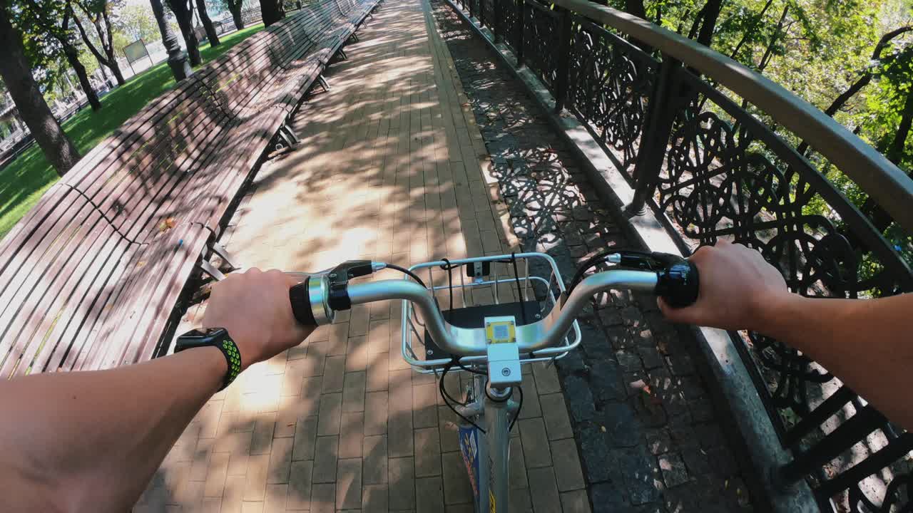 montar una bicicleta eléctrica en un entorno urbano