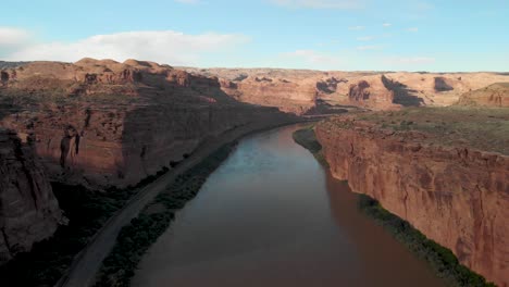 Toma-Aérea-Sobre-El-Río-Colorado-En-Moab,-Utah