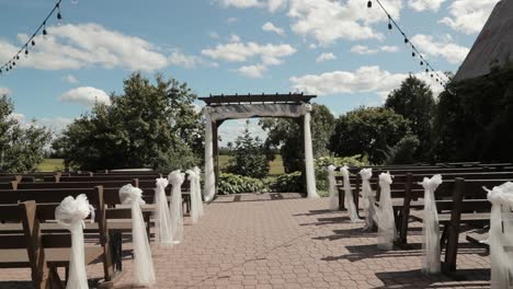 Hermoso-Lugar-Para-La-Ceremonia-De-Boda-En-El-Patio-Al-Aire-Libre-Con-Un-Increíble-Cielo-Azul-Nublado