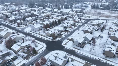 Amplia-Antena-Exterior-De-Casas-Cubiertas-De-Nieve-En-Los-Suburbios-De-América