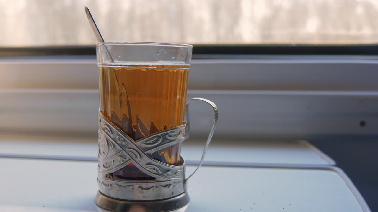 컵 홀더의 차가 기차칸 4k 비디오의 테이블 위에 있습니다.