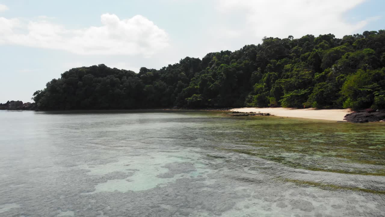 aerial dolly skudt lige over vandet på den smukke tropiske ø på andamanhavet i thailand - koh kradan