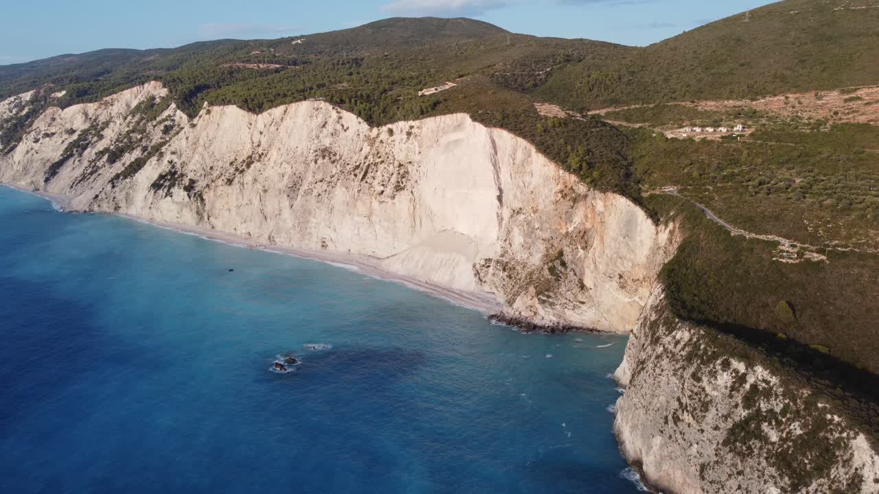 vista aérea del acantilado derrumbado cerca de porto katsinki en la isla griega de lefkada