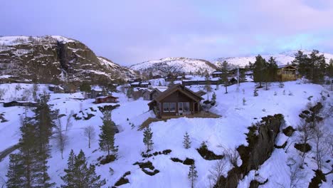 挪威無人機在滑雪場旁邊的挪威小屋