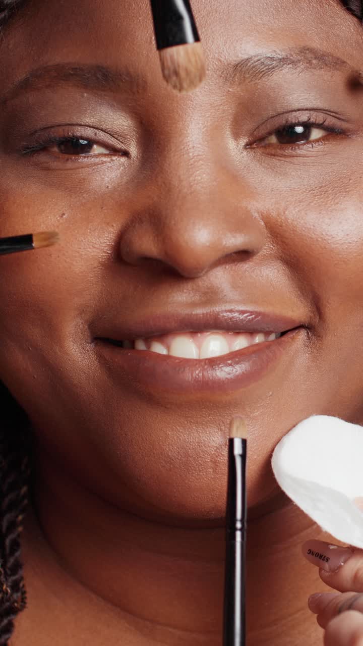 Video i højformat: Afroamerikansk kvinde modtager makeover af et team