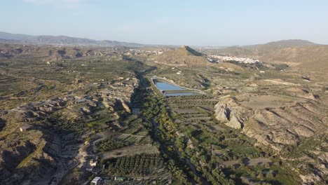 Während-Der-Goldenen-Stunde-Hoch-In-Der-Wüste-Von-Tabernas-Fliegen