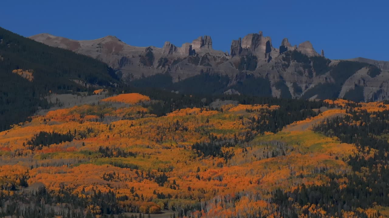 Autumn in the Colorado Mountains: Aspen Trees and Majestic Peaks