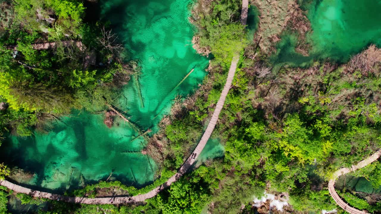 drone revela los lagos de plitvice croacia, parque nacional de viajes destino turístico de vacaciones en el desierto naturaleza profunda