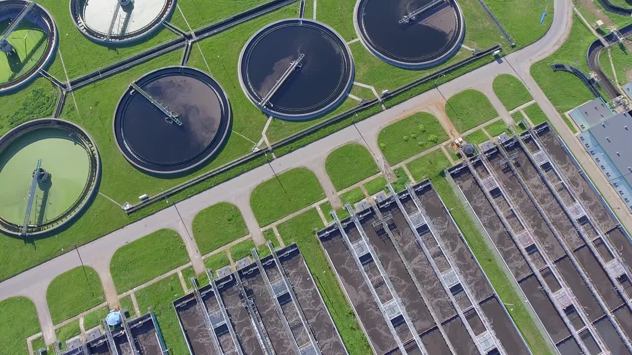 granja de aguas residuales. foto aérea estática mirando hacia abajo en los tanques de aclaramiento y la hierba verde.