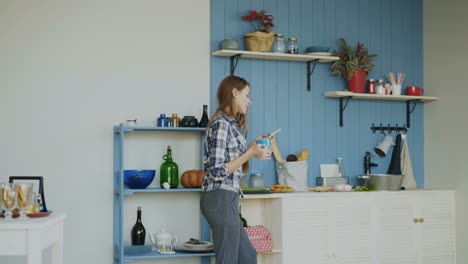 mujer usando el teléfono en la cocina