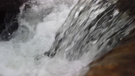 corriente de agua clara que fluye del río