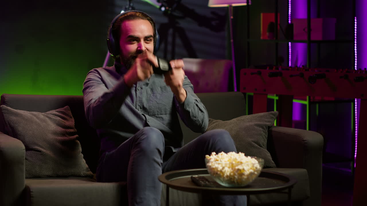 jugador satisfecho presumiendo después de finalmente derrotar a todos los enemigos