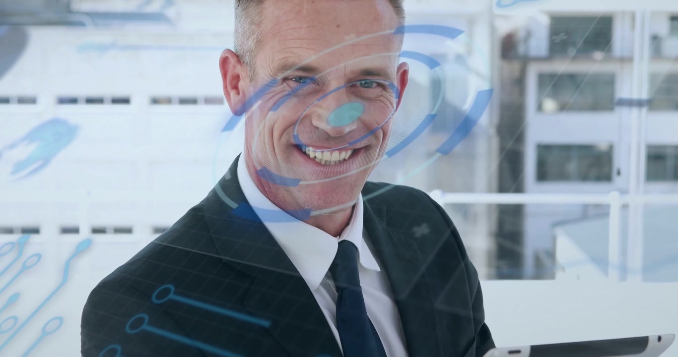 Mand tapper på tablet og afslører blå HUD over ansigtet, mens han analyserer et forretningsdashboard, smilende