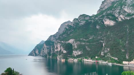 Lake-Garda,-mountain,-lake