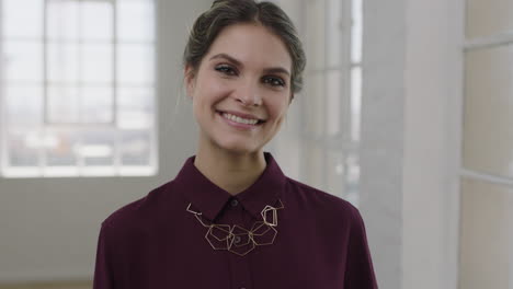 retrato de una mujer sofisticada sonriendo con confianza ante la cámara con una blusa elegante mujer caucásica independiente en el fondo del apartamento