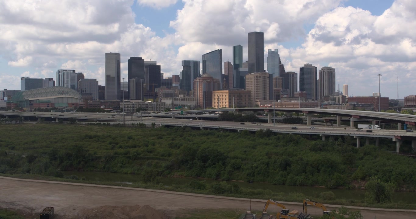 Tomada de drone descendente do centro de Houston e arredores