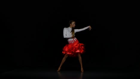 joven bailarina en traje de baile latino