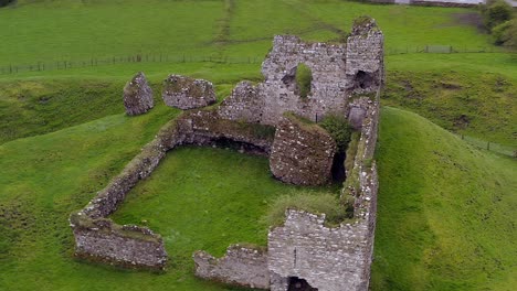 órbita aérea en cámara lenta del castillo de clonmacnoise, vista detallada