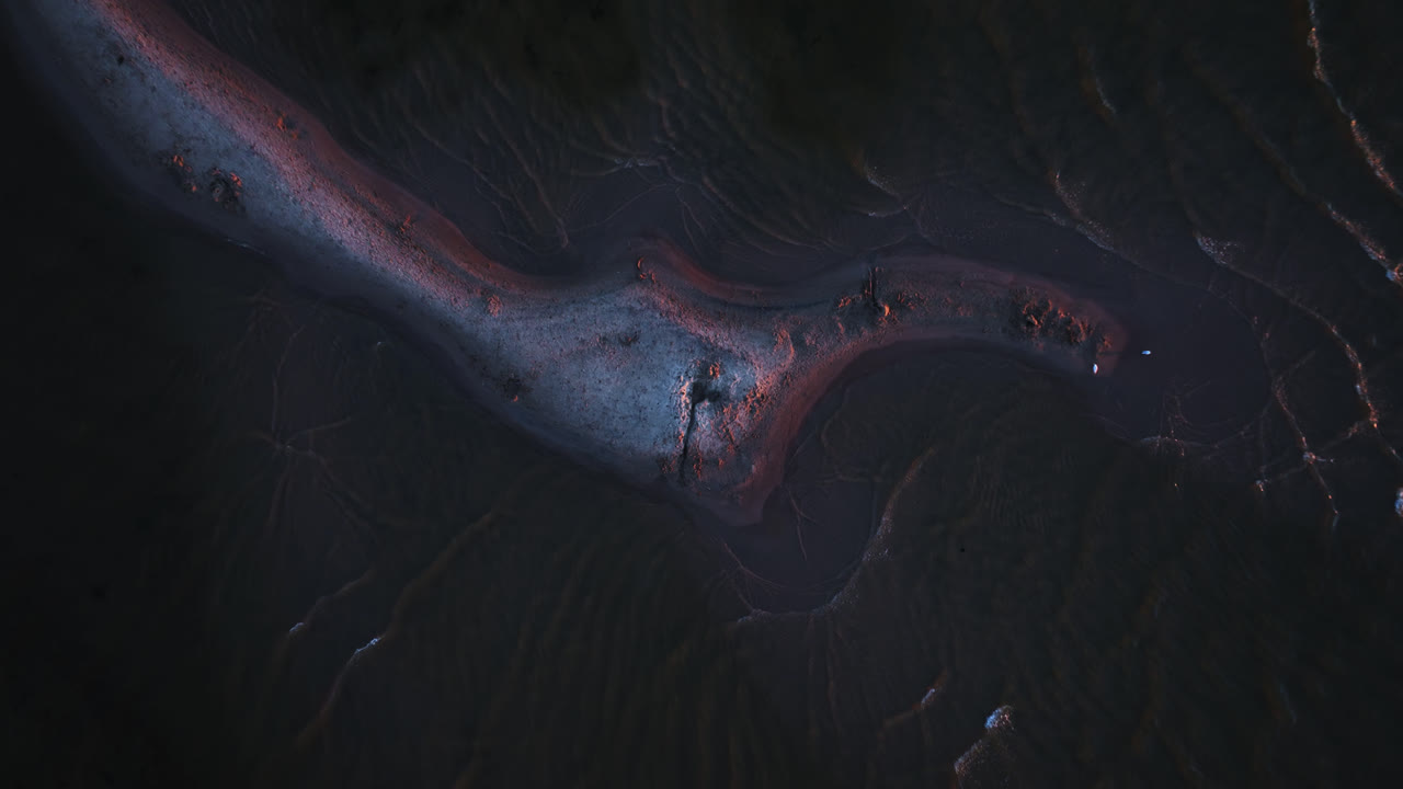 핀란드 칼라요키 (kalajoki) 의 평온한 바다에서 모래 언덕 위를 회전하는 드론