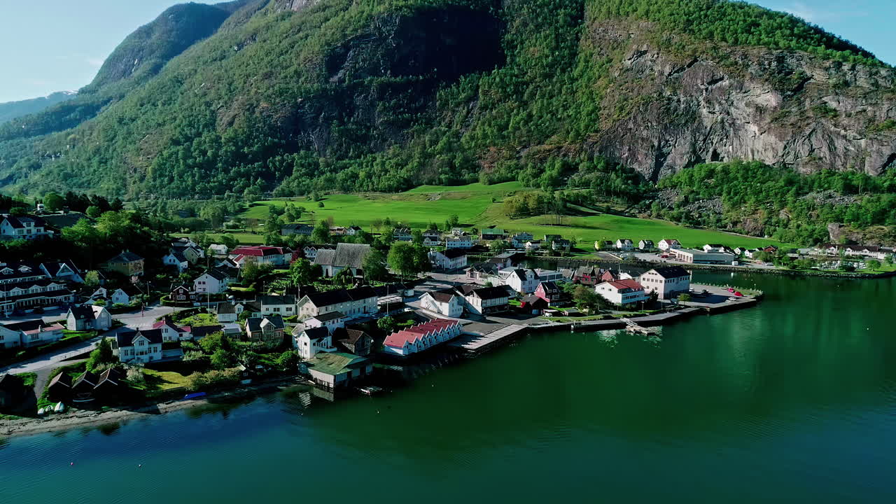 fotografía de avión no tripulado de la costa de aurland, noruega, con casas que bordean el paseo marítimo